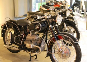 Rennsport-Motorräder aus den wilden 60er Jahren.  