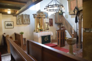 Altar und Taufbecken im Chor.	Foto: am	