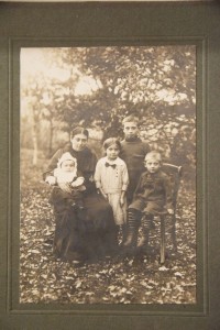 Die kleine Frieda auf dem Schoß ihrer Mutter und mit ihren Geschwistern im Jahr 1919.   