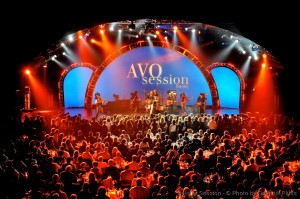 Die AVO Session Basel holt jedes Jahr die Größen der Musik- und Jazzszene zu Konzerten in intimem Rahmen in die Schweiz. In Clubatmosphäre und an kleinen Tischen sind die Gäste den Stars sehr nahe. 