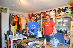Björn Korinth und Michael Münz bauen in ihrer Freizeit plüschige Anzüge, sogenannte Fursuits. Foto: am   