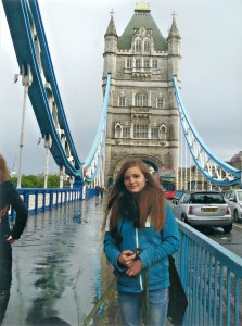 Cathleen auf der berühmten Tower-Bridge in London. Fotos: Privat