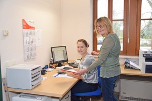 Annette Gehringer und Tochter Vanessa kümmern sich um die Büroorganisation.                  Fotos: am
