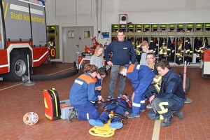 Die Nachwuchs-Feuerwehrleute bei einer Übung. Daniel Schulz und Michael Moll geben Anleitungen.           Foto: am