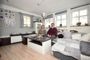 Das Wohnzimmer von Karin und Gerhard Keil im Plönlein ist modern und lichtdurchflutet.                               Foto: am
