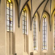 Spiritualität im Sonnenschein – Den Schreiter-Fenstern in der Franziskanerkirche gebührt Weltruhm. Eine neue Publikation entsteht.