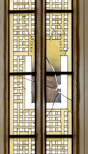 Ein Fenster aus der Nordseite: Schön zu sehen sind die Bleiruten, ein markantes Element. Fotos: Pfitzinger