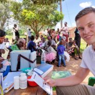 Auf einmal Arzt  – In Uganda leistet Felix Klingler 42 Tage lang Hilfe unter Extrembedingungen