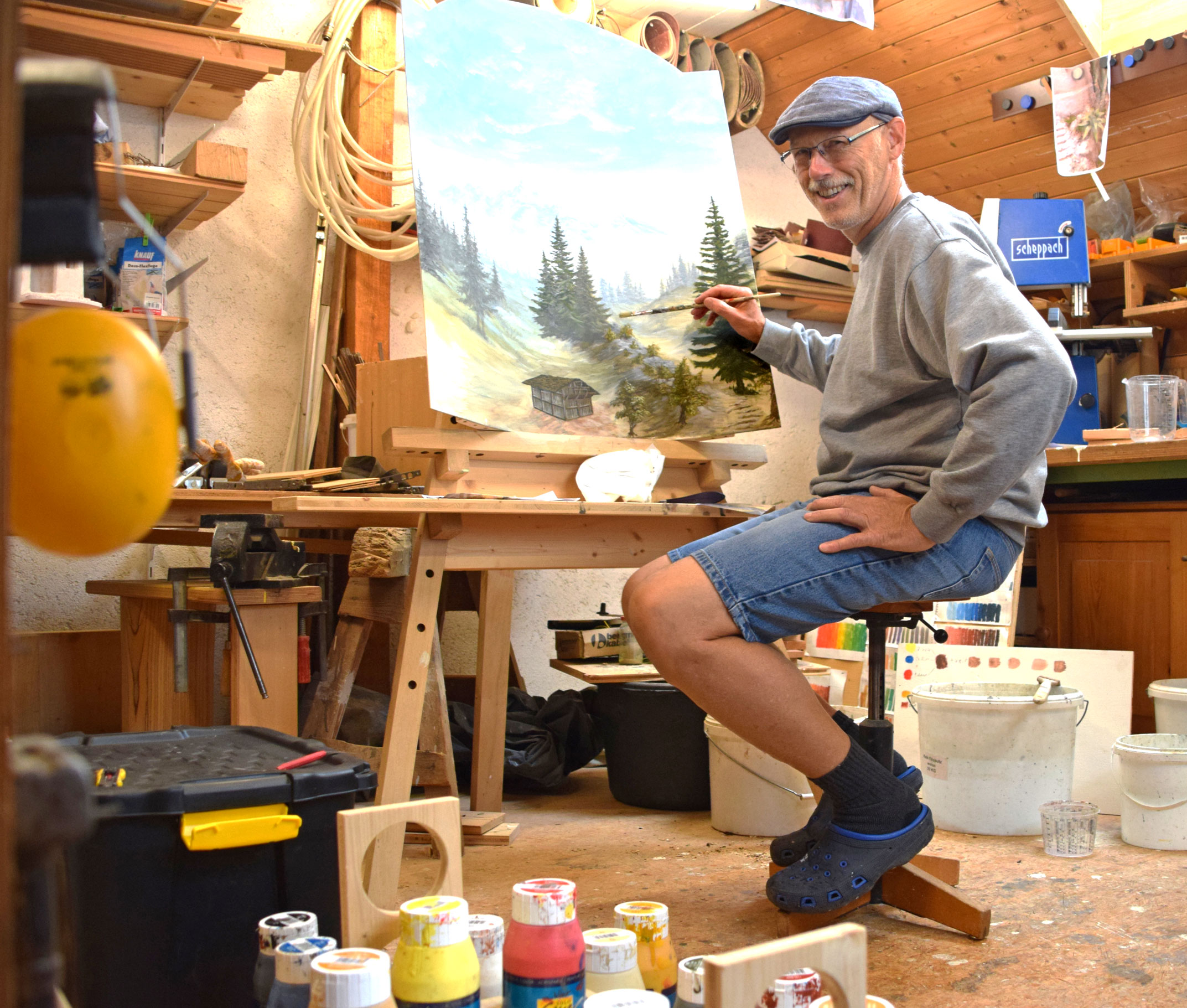 Günter Krauß aus Kirnberg hat seine heimische Werkstatt für den Krippenbau umgestaltet. Auch Hintergrundmalerei gehört zu seiner Leidenschaft. Foto: ul