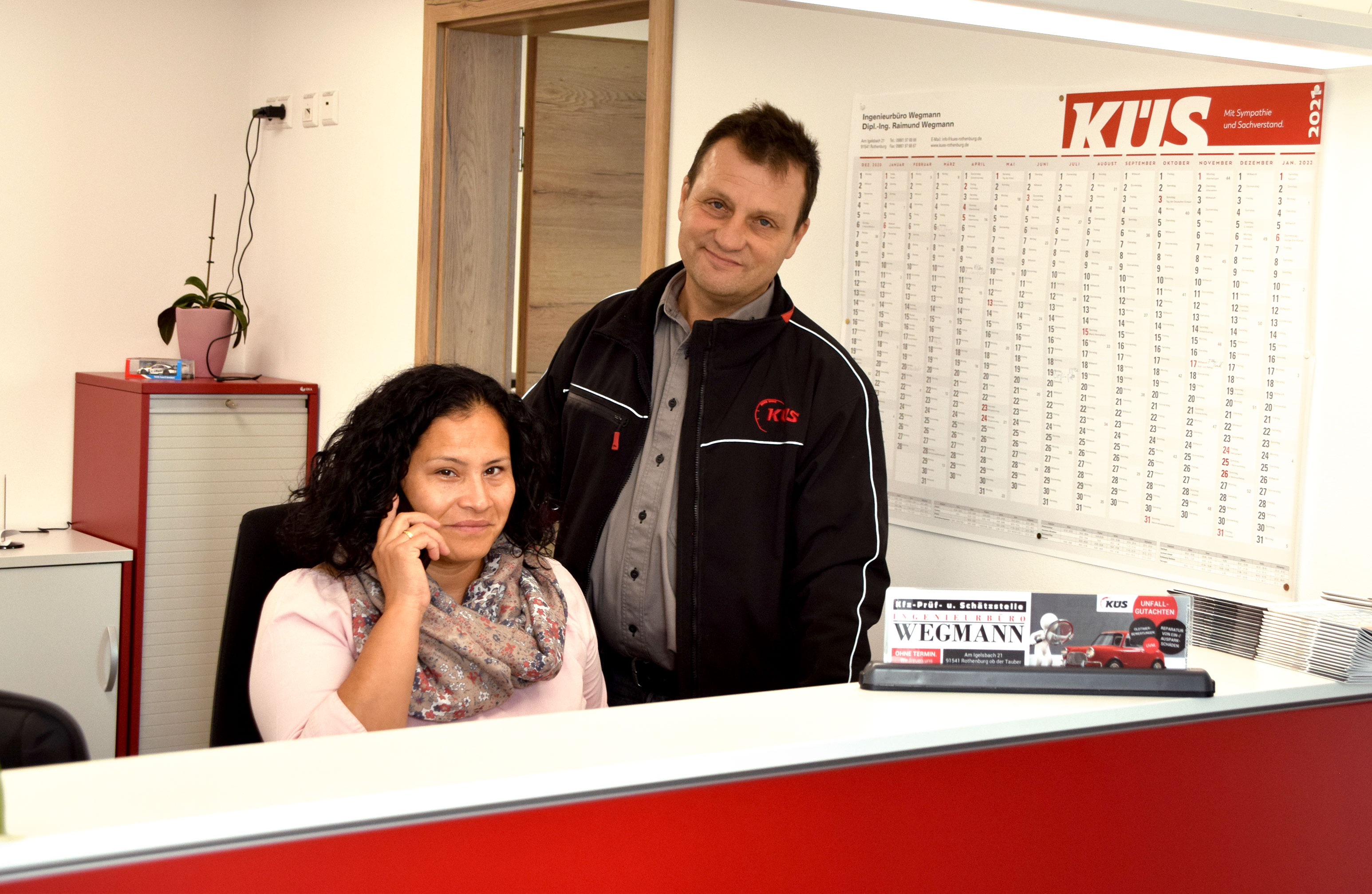 Raimund und Paula Wegmann sind ein gutes Team in Sachen Kfz-Prüfstelle. Während er sich um die technischen Dinge kümmert, managt sie die Büroarbeit. Foto: ul 
