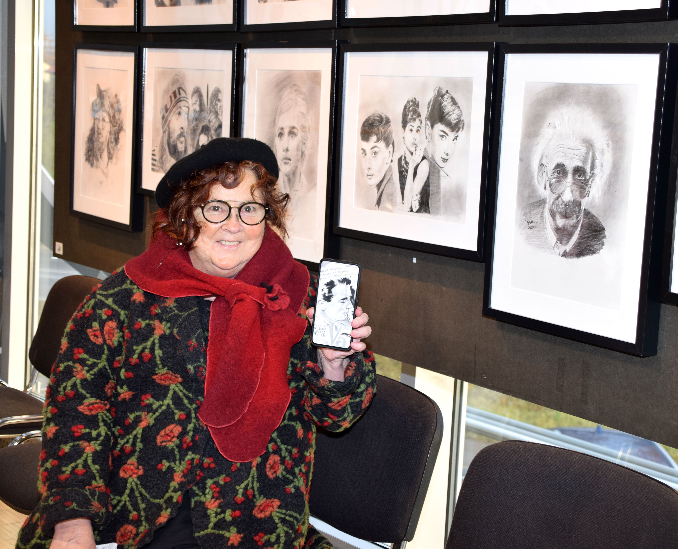 „Jeder hat seinen Stil“, so Martina Maier und deutet dabei auf ein Handyfoto mit einer Zeichnung eines Künstlerkollegen. Foto:ul