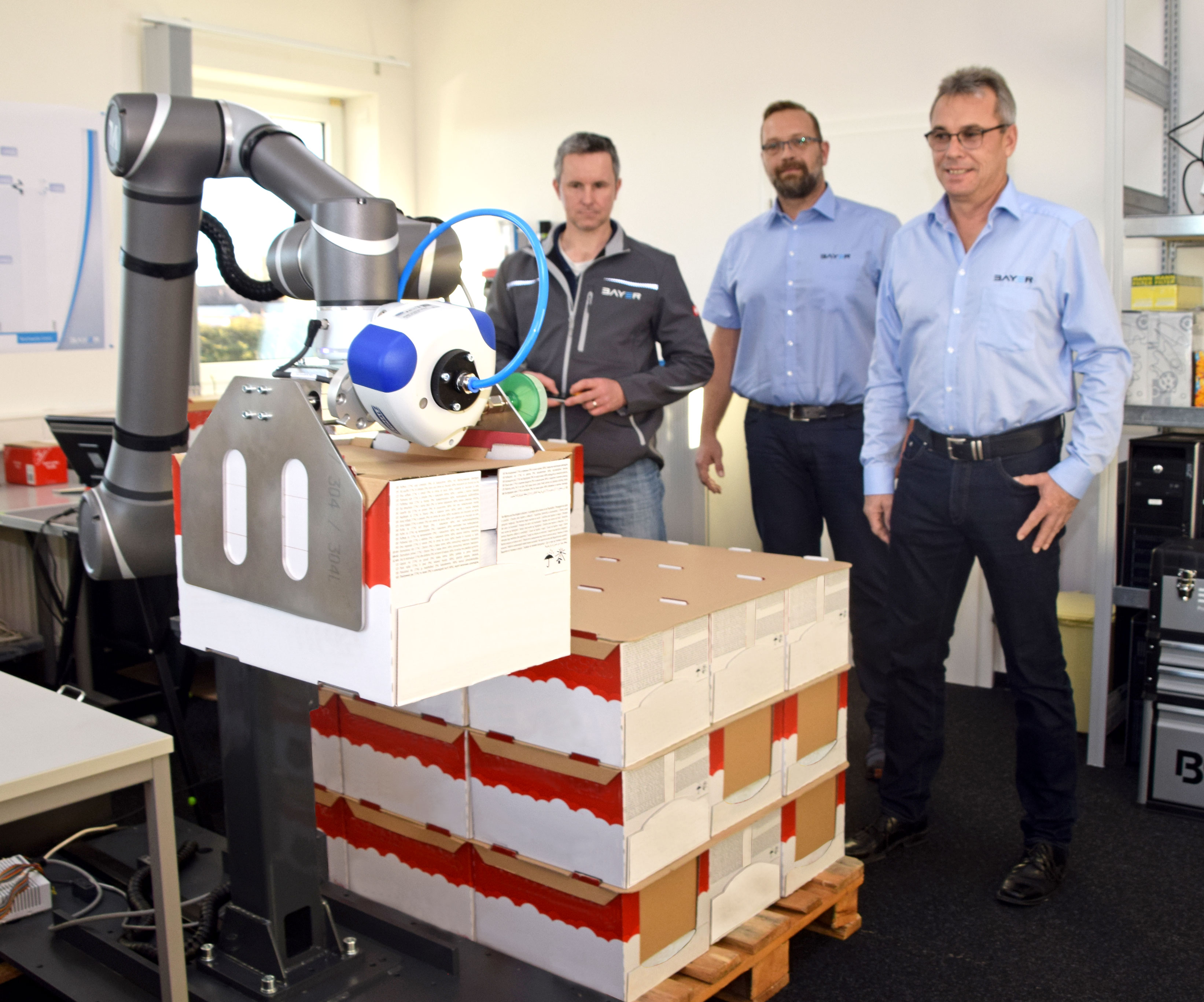 Im Labor wird der Cobot Klaus getestet. Geschäftsführer Uwe Kranz, Leiter Engineering Marco Hänschen und Roboterprogrammierer Thomas Früh (von rechts) entwickeln stets die beste Lösung für den Kunden. Foto: am
