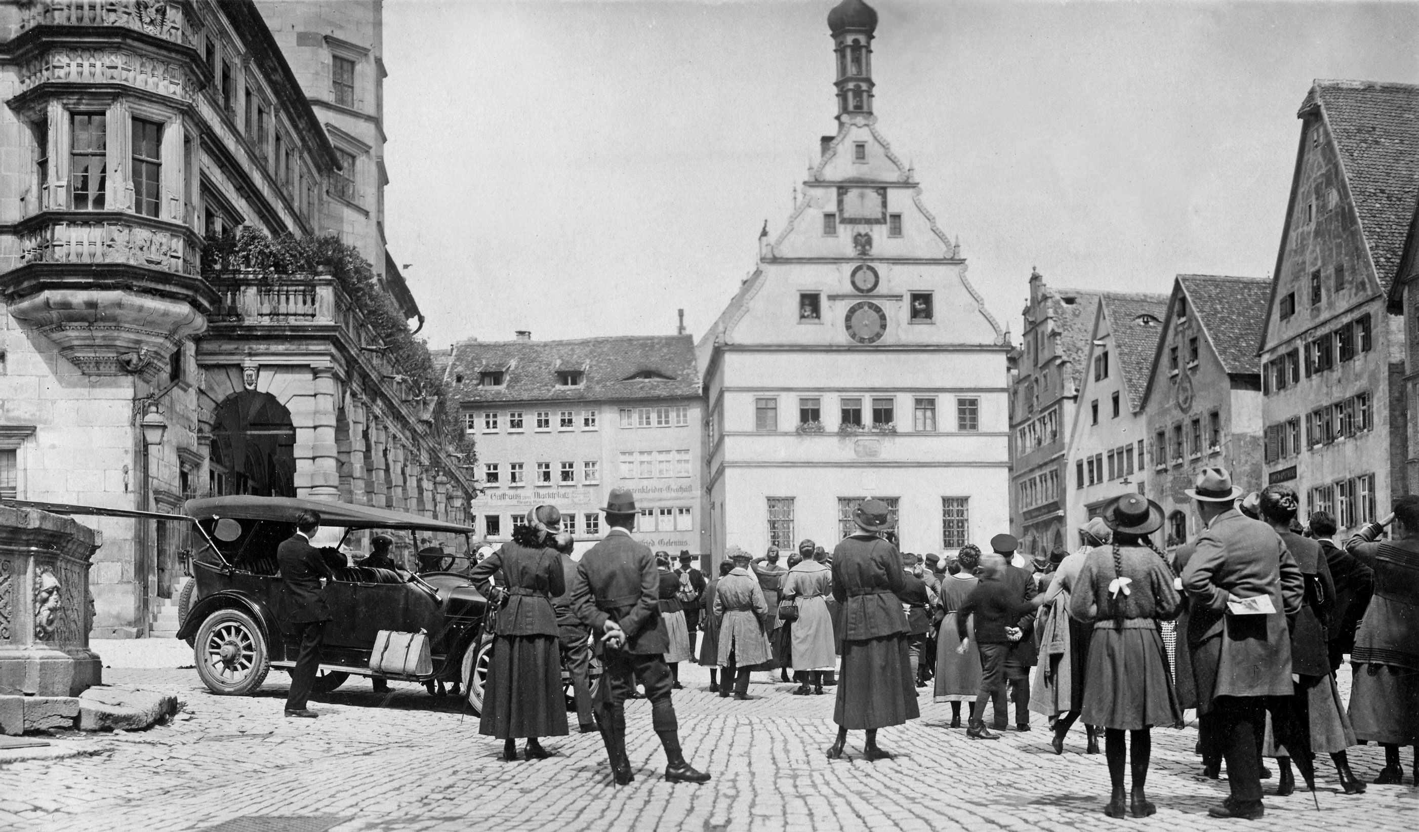 Die Aufnahme des Berliner Fotografen Georg Haeckel vom Kunstuhr-Spektakel am Marktplatz könnte etwa aus dem Jahr 1922 stammen. Foto: Stadtarchiv