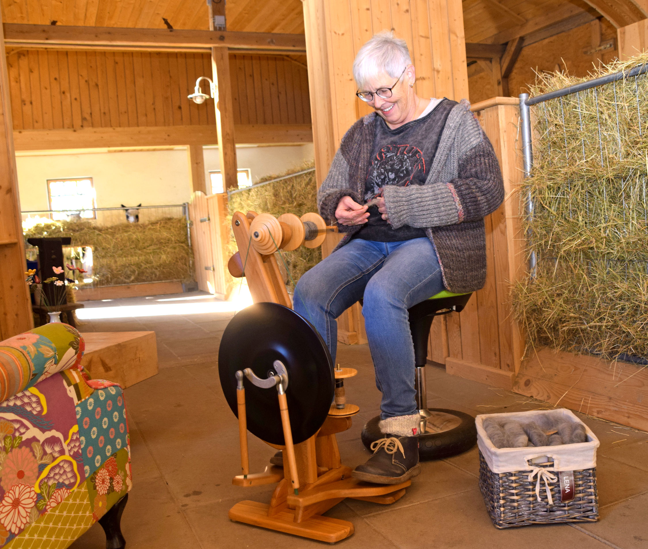 In jeder freien Minute sitzt Dagmar Geimann an ihrem Spinnrad. Die Alpakas schauen ihr mitunter dabei zu. Fotos: am