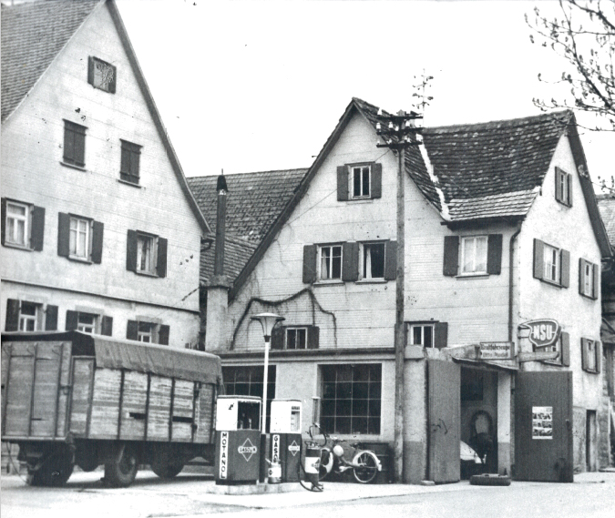 Die Tankstelle mit Werkstatt in Wiesenbach im Jahr 1922. Foto: Privat