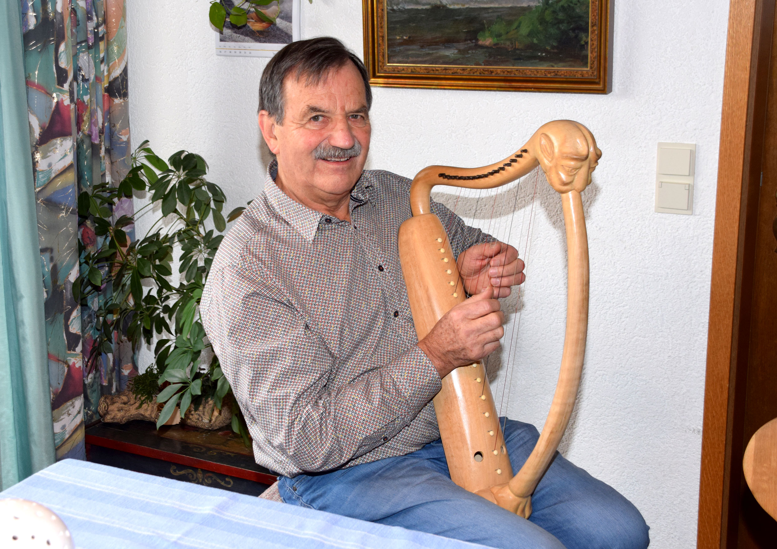 Nicht nur die „Gotische Harfe“ hat er gebaut, auch 30 andere historische Instrumente gehören in die Sammlung des Musikers Erhard Reichert aus Tauberzell. Foto: ul