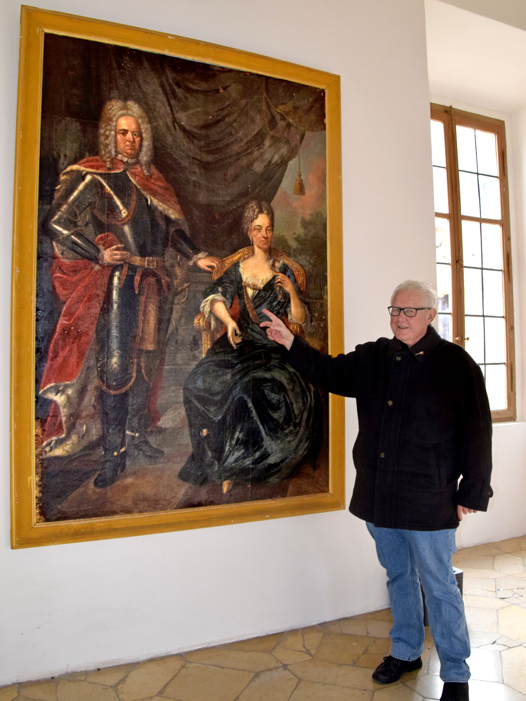 Johannes Munique erklärt die Schlosshistorie: Im Treppenhaus hängt ein Gemälde des Erbauers des Schlosses Fürst Philipp Ernst zu Hohenlohe- Schillingsfürst und seiner Gemahlin. Foto: am