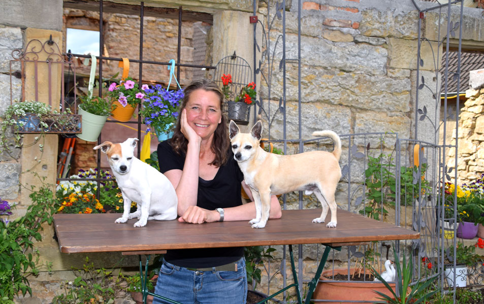 Tanja Uhland mit ihren Hunden Dekay und Dobby, die ausgebildete Therapiehunde sind. Fotos: am