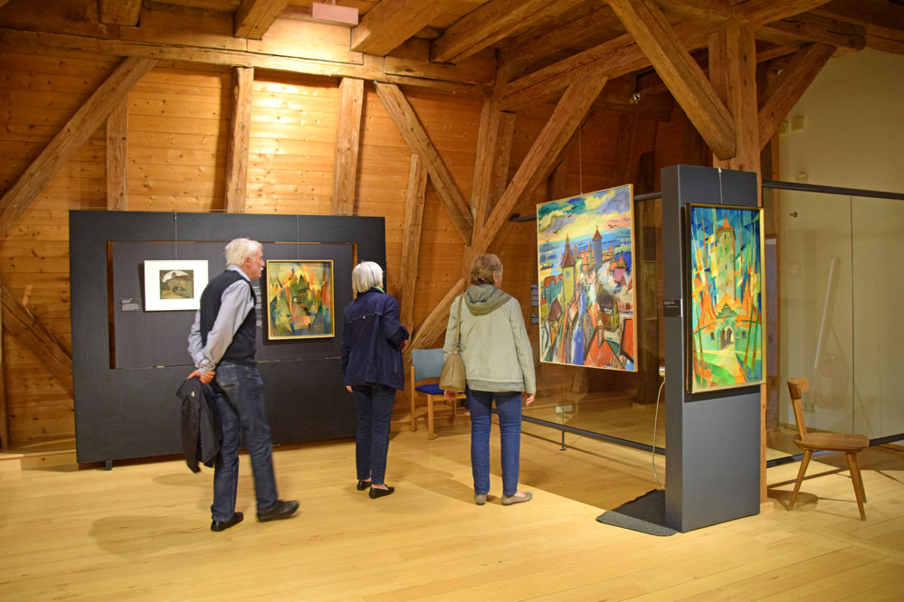 Die vielen Gesichter der Stadt: Die Ausstellung in der Johanniterscheune des Kriminalmuseums legt Wert auf eine stimmige Hängung der Gemälde.