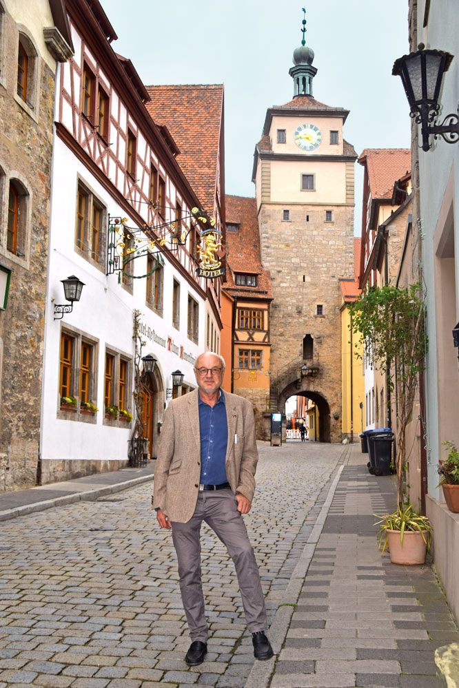 Hier ist er aufgewachsen: Dr. Mathias Braun vor dem Hotel Tilman Riemenschneider in Rothenburg. Foto: am