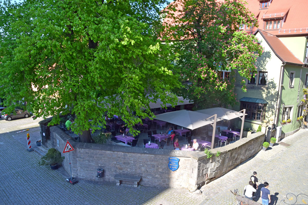 Ein grüne Oase mitten in der Stadt: Hier sitzt man mit Blick auf die St.-Jakobs-Kirche. Foto: am