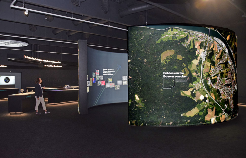 In der Dunkelkammer mit dem runden Nukleus und seiner riesigen Luftbildkarte von  Passau und der Donau startet die Ausstellung über die Entwicklung und Verwendung von Luftbildern. Fotos: am