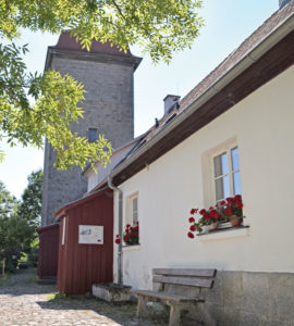 Brunnenhaus mit Turm.