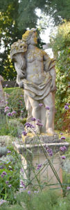 Die Skulpturen im Burggarten scheinen immer eine gute Zeit zu haben. Foto: am