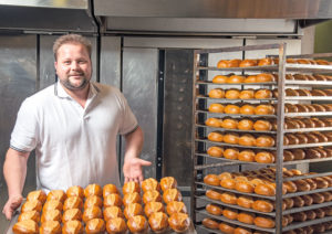 Jacob Braun hat in 100 Backstuben Erfahrungen gesammelt und ist als gelernter Bäckermeister und Betriebswirt bestens für die Zukunft gerüstet. Foto: Privat