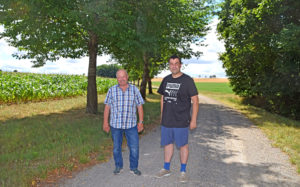 Albert Kellermann und Markus Stein zeigen einen der vom Verein sanierten Feldwege. Foto: am