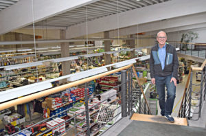 Andreas Rohr im Raiffeisenmarkt in Schrozberg, wo sich die Zentrale der Genossenschaft befindet. Foto: am
