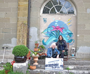 Lucrecia Basualdo und Lonnie Basualdo-Tague vor dem Wandbild des Graffiti-Künstlers Werens. Foto: ul