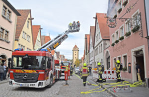 Rettung aus dem brennenden Zimmer: Die Feuerwehr bei einer Übung am „Gasthof zum Ochsen“. Fotos: am