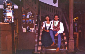 Fertig für die Reichsstadttage: Sieglinde und Klaus Spegel in historischen Kostümen im Hotel Markusturm Ende der 1970er Jahre. Foto: Privat 