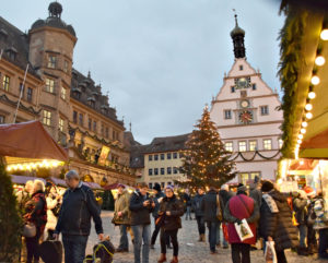 Das Ambiente ist außergewöhnlich: Der Rothenburger Reiterlesmarkt wird von historischen Gebäuden wie dem Rathaus und der Ratstrinkstube eingerahmt. Foto: am