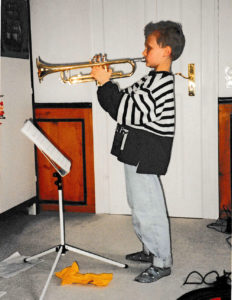 Früh übt sich: Jan-Peter Scheurer mit acht Jahren im Kinderzimmer. Mit 16 Jahren nahm er am Preisträgerkonzert von „Jugend musiziert“ in der Bad Windsheimer Kongresshalle teil. Foto: Privat