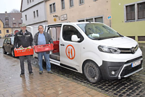Dr. Georg Huggenberger (links) und Rudolf Wanck holen mit dem Auto der Tafel die Spenden bei den Unternehmen ab. Fotos: am