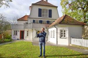 Jan-Peter Scheurer, ein Mann mit Puste und Menschenverbundenheit. Hier im Vorgarten seines Elternhauses in der Klingentorbastei 1. Foto: ul