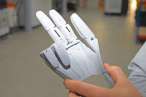 Eine Handprothese kann mit der neuen Technologie mit Raum für einen Motor hergestellt werden. Foto: Privat