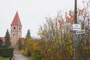 Wo heute die Neusitzer Kirche mit Friedhof zu finden ist, stand um das Jahr 1140 ein Turmhügel. Das Straßenschild „Am Turmhügel“ verrät heute noch seine Existenz. Foto: ul
