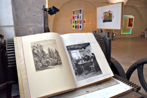Das Gästebuch des Künstlerbundes ist ein wertvolles Zeitzeugnis. Einst hat sich die „Rothenburger Künstlergilde“ in der Künstlerklause im wieder hergerichteten Markusturm getroffen. Das Gruppenfoto ist dort im Jahr 1952 entstanden. Im Hintergrund sind Werke der letzten Ausstellung zu sehen. 