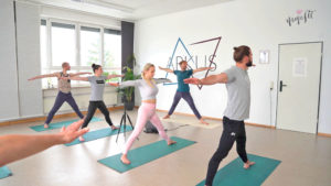 Seit einem Jahr unterrichtet Markus Hanna (zweiter von rechts) im eigenen Yogastudio. Foto: Privat