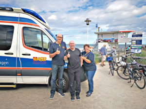 Der Arbeitersamariterbund (ASB) erfüllt Schwerkranken Herzenswünsche. Hier eine Fahrt des Wunschgastes Harald mit Birgit nach Usedom. Foto: Privat