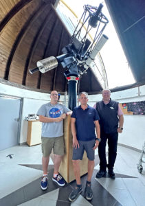 Jens Hackmann, Manuel Thoma und erster Vorsitzender Rainer Zierlein am großen Teleskop unter der Holzkuppel. Foto: am 