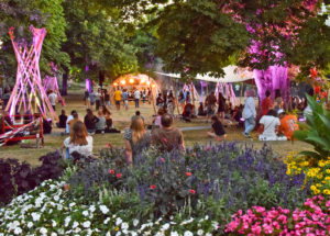 Letztes Jahr gab es erstmals ein kleines Festivalgeschehen im Burggarten, das sich etabliert hat. Bei entspannter Stimmung und freiem Eintritt eine schöne Ergänzung zur Hauptbühne im Tal. Foto: am