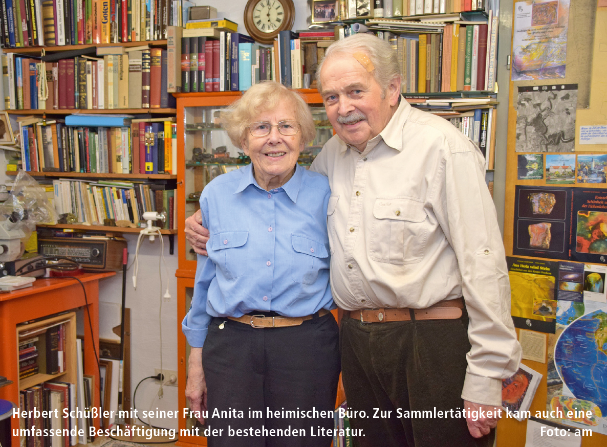 Herbert Schüßler mit seiner Frau Anita im heimischen Büro. Zur Sammlertätigkeit kam auch eine umfassende Beschäftigung mit der bestehenden Literatur. Foto: am
