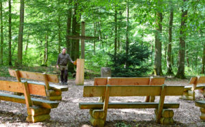 Im Zentrum des Waldfriedhofes liegt eine naturnahe Andachtsstelle mit einem schlichten Holzkreuz. Foto: ul