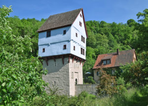 Ein Hingucker: Das Topplerschlösschen prägt das Taubertal zu Füßen Rothenburgs. Fotos: am