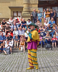 Am Marktplatz vor dem Rathaus stellt der Schauspieler Reiyk Bergemann als Conférencier am Samstag und Sonntag die Historiengruppen vor.  Foto: am