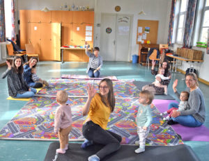 Gudrun Gross (Mitte oben) fördert Kleinkinder in der musikalischen Früherziehung. Foto: ul